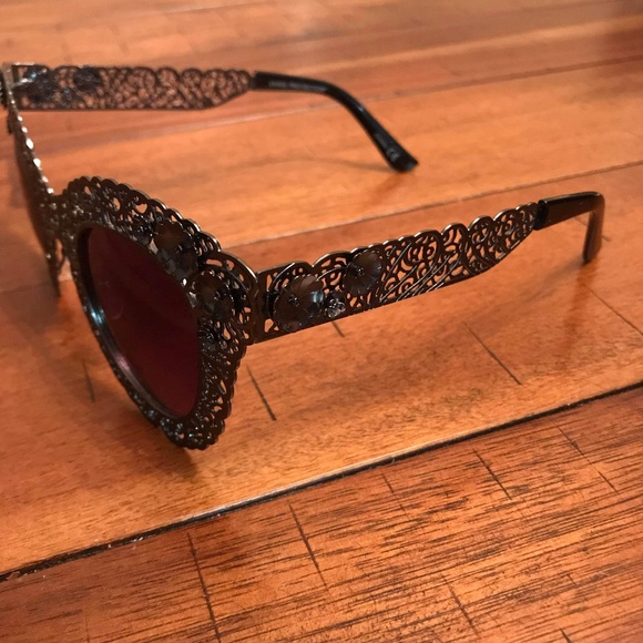 Floral Cat Eye Sunglasses - Picture 3 of 4